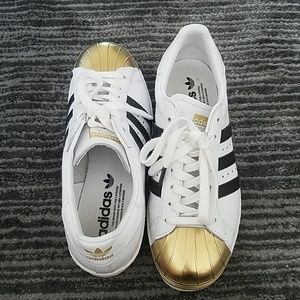 Adidas superstars, black stripes with gold toe 🌟